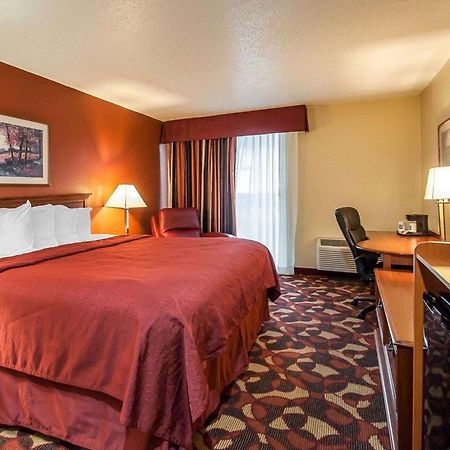 Quality Inn & Suites Kansas City I-435N Near Sports Complex Exterior foto