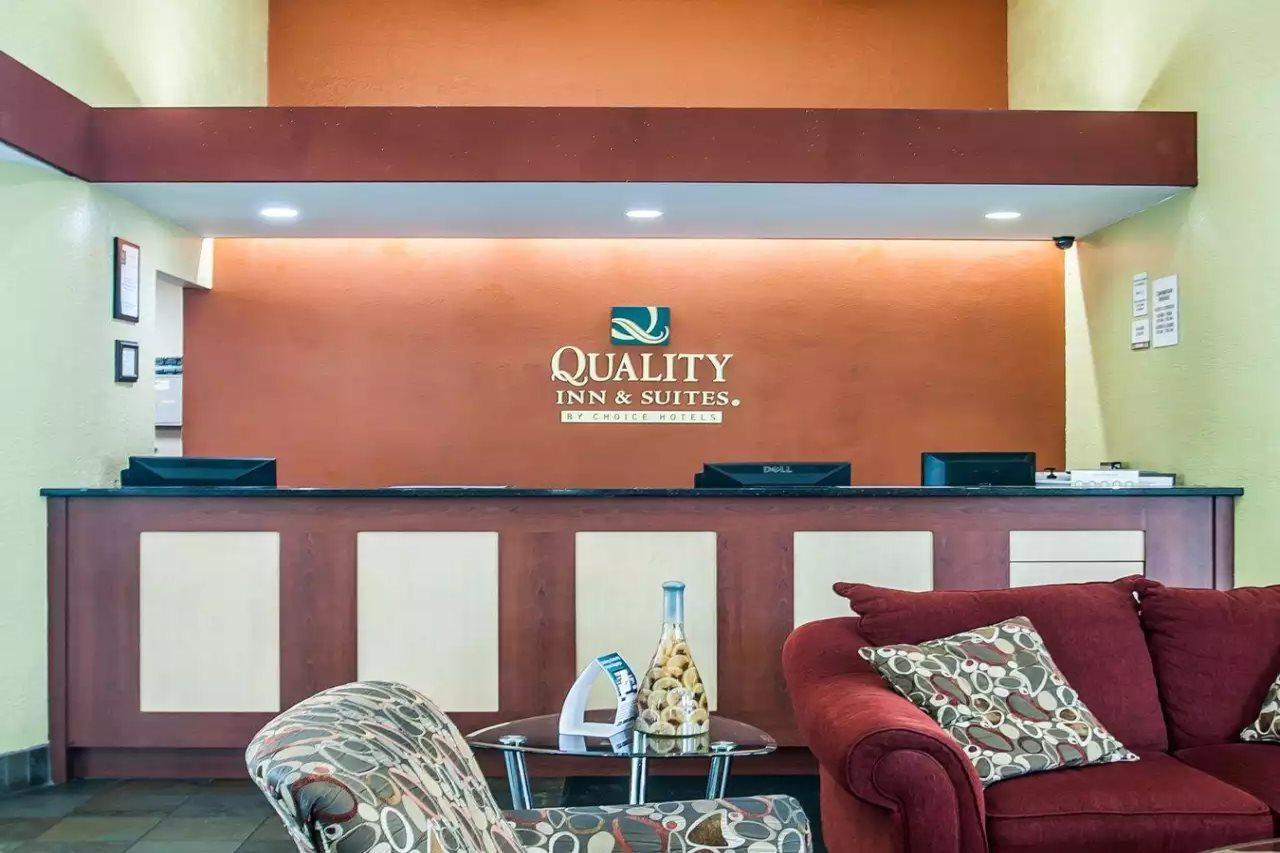 Quality Inn & Suites Kansas City I-435N Near Sports Complex Exterior foto