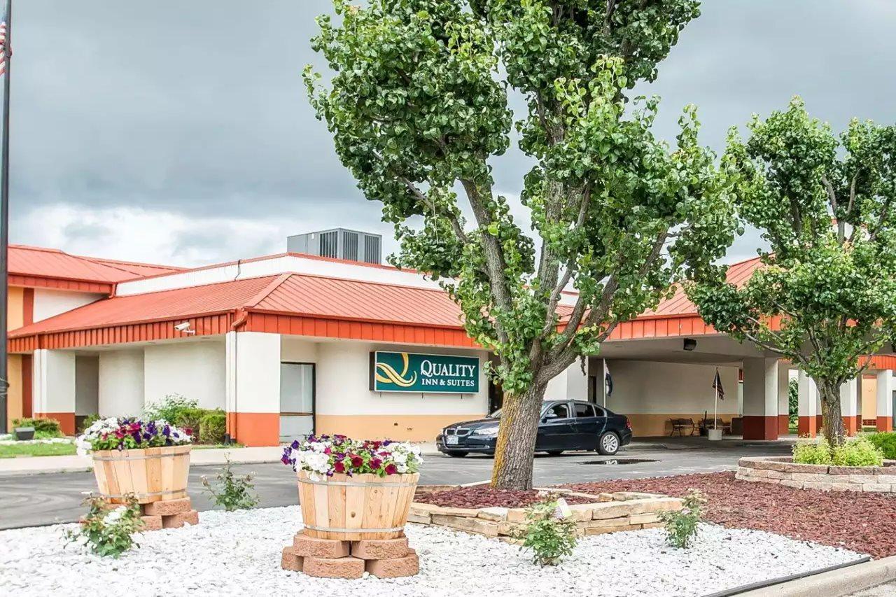 Quality Inn & Suites Kansas City I-435N Near Sports Complex Exterior foto